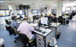 Último día de trabajo. Un redactor, un colaborador, uno de prácticas... y una forma de hacer, la de los ‘crónicos’, que desaparece. Fotografía: Mauricio Peña.