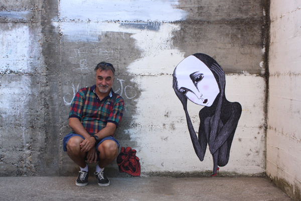 Jorge Sanz Pulido, coordinador de AR.CA, en una calle de Aguilar de Campoo, junto a una obra de José Linares.