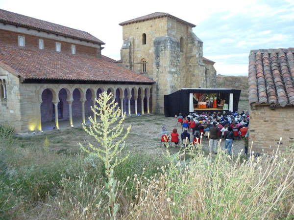Representación teatral en San Miguel de Escalada el pasado 27 de julio. Foto: Pérez Soto.