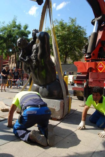 Traslado y colocación de la pieza en la plaza Obispo Alcolea de Astorga. Fotografía: astorgaredaccion.com