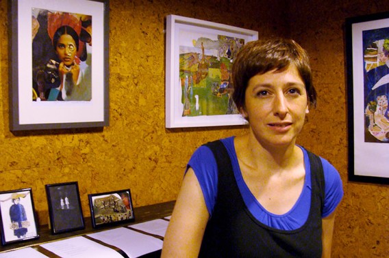 Mercedes Parada Deu, junto a algunos de los fotomontajes de su exposición. Foto: L. Fraile.