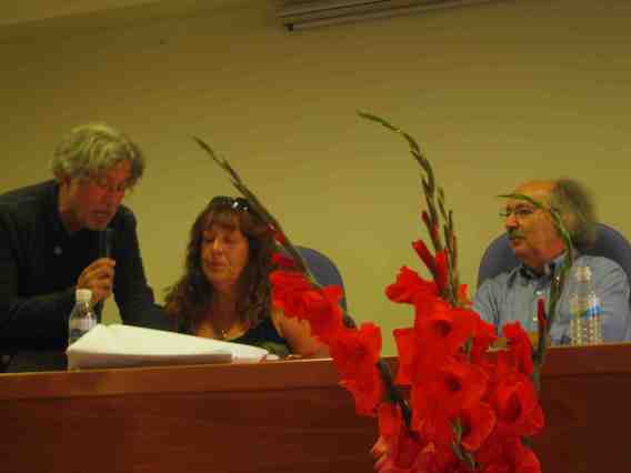 Rosa María Teruelo Gil, la ganadora en la modalidad de autor local, con Luis Carnicero y Antonio Colinas.