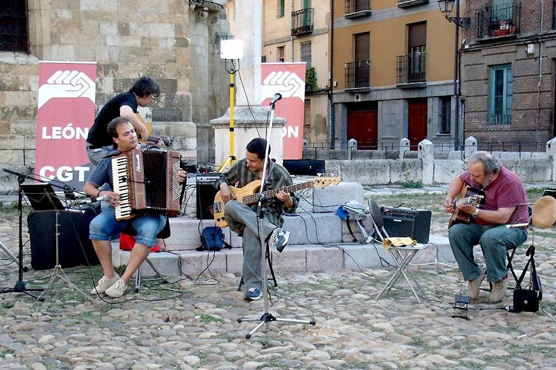 Acto en la plaza del Grano de León en el que se hizo público el nombre de las tres personas ganadoras. Tocando: 3 Gatos Swing. Foto: Roberto Fernández.