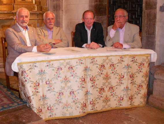Salvador Gutiérrez, Luis Mateo Díez, José Manuel Blecua y José María Merino, en la iglesia de Lois. Fotografía de Sergio Jorge. 