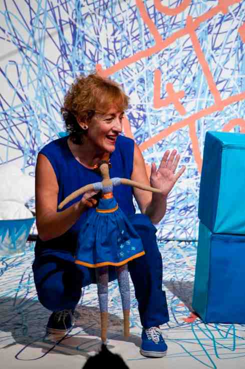 Imagen del espectáculo 'Azul', de la compañía Teloncillo, representado en la pasada edición de la Feria de Teatro de Castilla y León. © Fotografía: Mondrian.