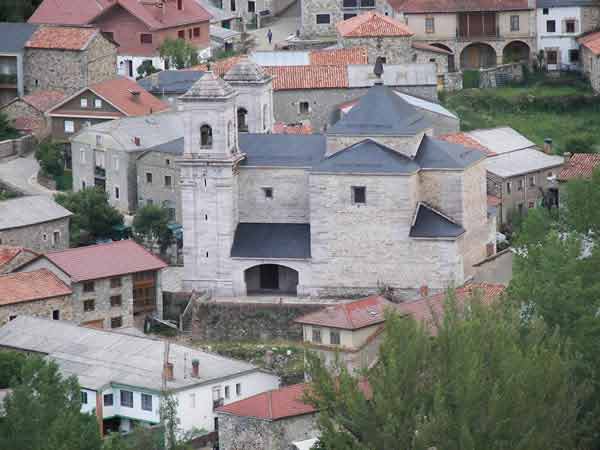 Imagen de la iglesia de Lois, donde tuvo lugar el homenaje. 