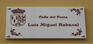 Placa de la Calle del Poeta Luis Miguel Rabanal, en Riello (León).