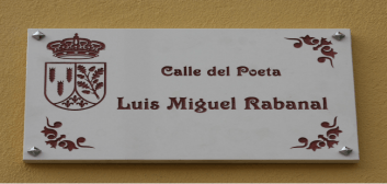 Placa de la Calle del Poeta Luis Miguel Rabanal, en Riello (León).