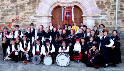 Grupo de bailes regionales La Barbacana, en el recuadro rojo, a la izqda. de la imagen, Lao con el rabel. ©Fotografía: Encuadernaciones Órbigo.