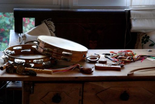 Panderos, castañuelas, almireces, rabeles… fabricados por el artesano Ladislao Gutiérrez Omaña. ©Fotografía: Bal Ferrero.