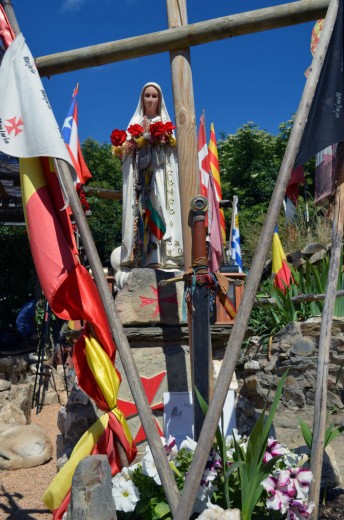 Imagen del jardín del refugio de peregrinos en Manjarín (Maragatería, León). Fotografía: Rebeca Fernández (astorgaredaccion.com).