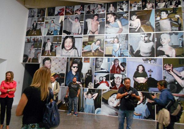 Al fondo, instalación 'La familia', de Enrique Marty. Foto: E. Otero.