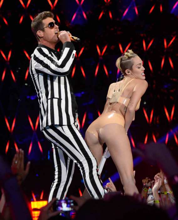 Miley Cyrus y Robin Thicke, durante su polémico vídeo en la entrega de los premios MTV.