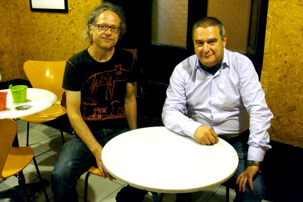 Ángel García (bar La Curva) y Enrique Señorans (librería A pie de página), dos de los impulsores de esta iniciativa. Foto: L. F.
