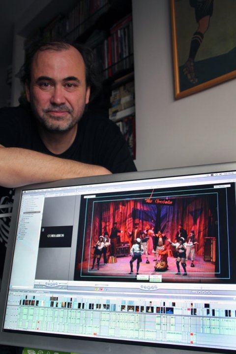 Arturo Dueñas, director de la película-documental 'Corsarios' ante el ordenador en el que da los últimos retoques al montaje. Fotografía: I.M.