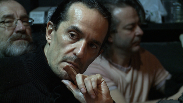 Ensayo de 'El Médico de su honra'. En primer plano, Jesús Peña escuchando música.