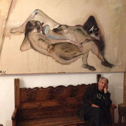 Ben Patterson descansa tras la acción bajo una obra de Vostell de gran formato