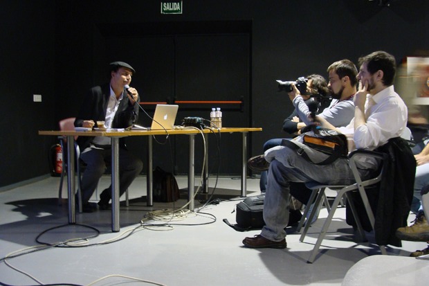 El cineasta José Luis Guerín durante la primera sesión de su taller en el LAVA (Valladolid). Foto: L. Fraile.