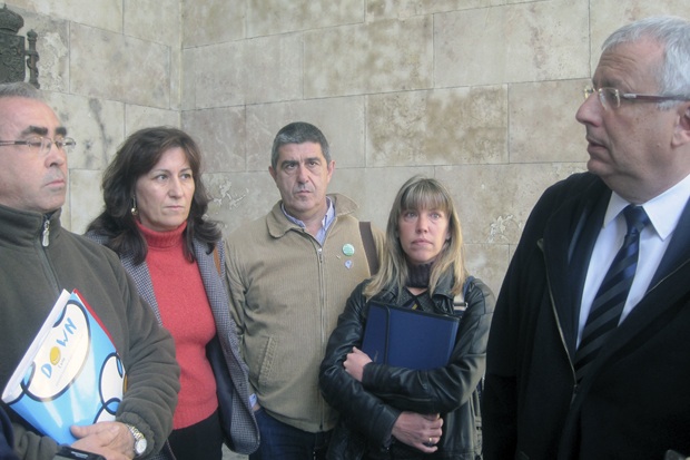 Alejandro Calleja y Lucía Loma –padres de Rubén–, Jesús Sánchez –de Ceapa y Amidown–, Mar Álvarez –de Solcom– y el letrado Juan Rodríguez Zapatero, este martes en la puerta de los Juzgados de León. Foto: E. Otero.