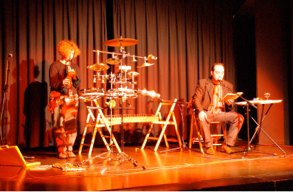 El Dúo Morse, durante uno de sus conciertos de música y poesía.