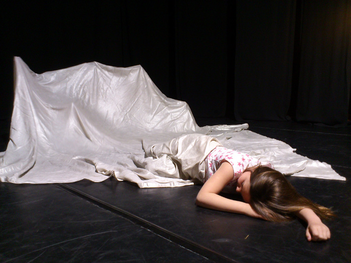 "Mujer dormida en la playa". Escuela de Teatro de Tyl Tyl.