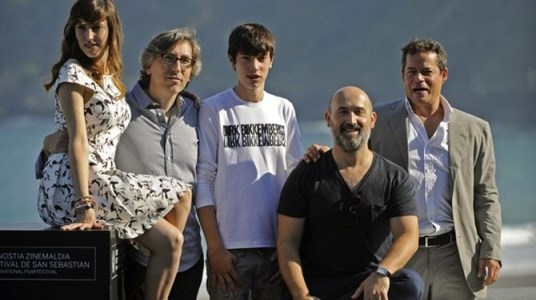 David Trueba, rodeado de los actores que protagonizan la película presentada en el Festival de San Sebastián.