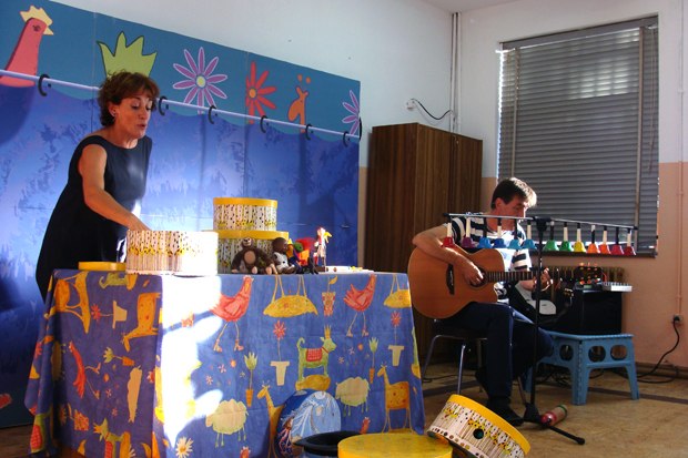 Ana Isabel Gallego y Ángel Sánchez durante la actuación `Otto´ en la Biblioteca Libre {entre} LÍNEAS. Foto: L. Fraile.