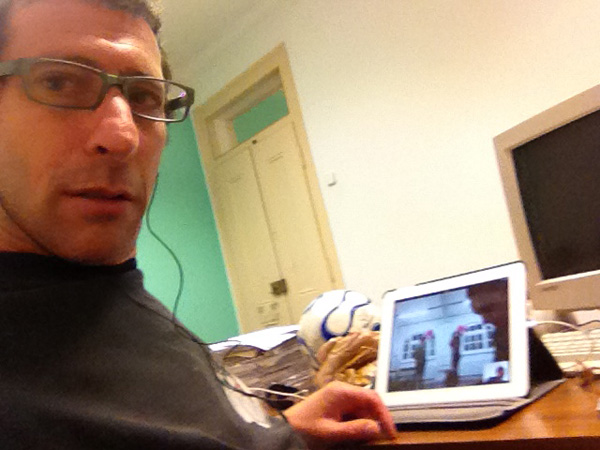 Claudio Hochman durante los ensayos de "Waiting"... vía skype.