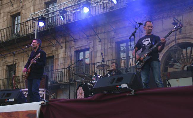 El grupo leonés Método Le Brun durante una actuación en la Plaza Mayor.
