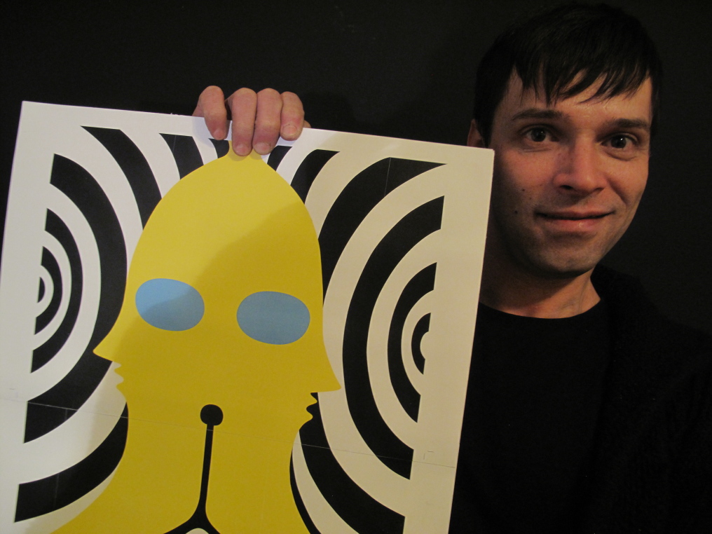 El artista Caetano muestra la ilustración correspondiente al mes de enero. Fotografía: Coco