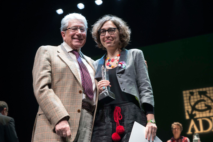 Lucía Miranda con Ángel Fernández Montesinos tras recibir el galardón de mejor directora joven 2013 concedido por la ADE.