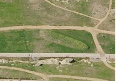 Detalle de la fotografía aérea y, debajo, dibujo en planta cenital del Túmulo.