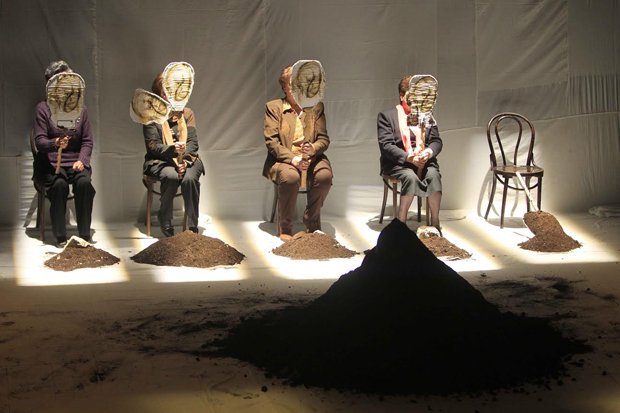 Escena de la obra 'Exhumación. Materia cruda'. Foto: Merche de la Fuente.