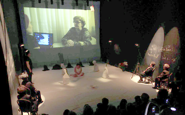 Otra momento de la representación de la obra 'Exhumación. Materia cruda'. Foto: Merche de la Fuente.