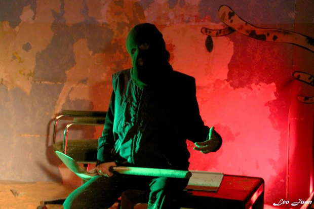 May Ríos durante la representación de `The Room, trabajando para el diablo´. Foto: Leo Juan.