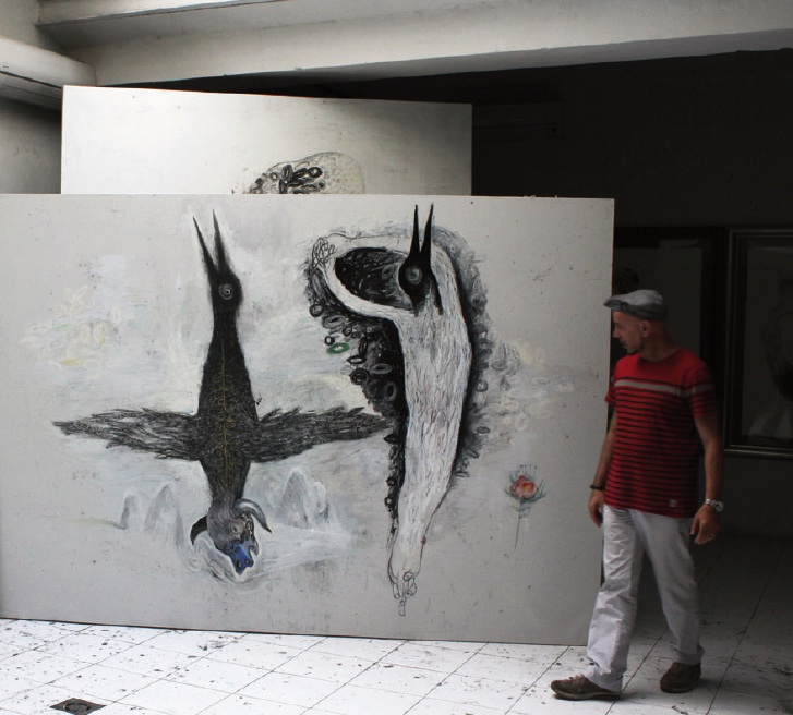 El artista Pedro Castrortega, junto a algunas de sus obras.