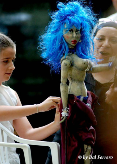 Olga Mansilla (al fondo), durante un taller en Veguellina de Órbigo. © Fotografía: Bal Ferrero.
