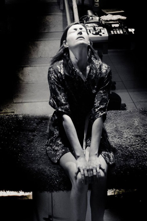 Marta Ruiz de Viñaspre en el espectáculo "Se prohíbe mirar el césped". © Fotografía de Javier Valderas.