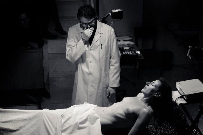 Escena del espectáculo "Se prohíbe mirar el césped". © Fotografía de Javier Valderas.