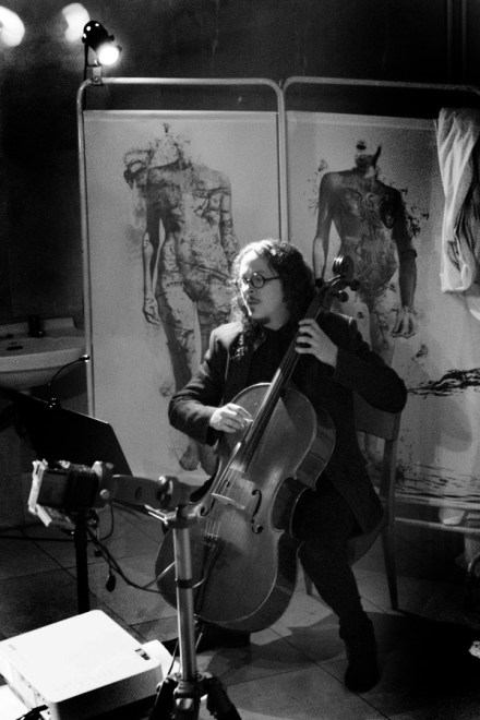 Escena del espectáculo "Se prohíbe mirar el césped". © Fotografía de Javier Valderas.