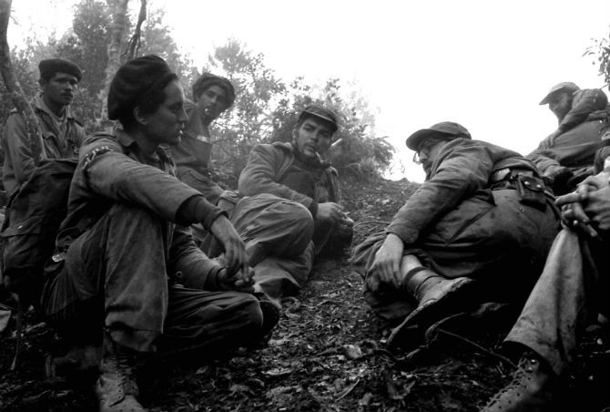 Enrique Meneses convivió con los guerrilleros de la Revolución Cubana en Sierra Maestra.