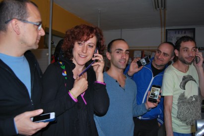 Miembros de Azar Teatro que representarán el espectáculo "Whispers" imitando con los móviles la recepción de los mensajes de una aplicación tecnológica. © Fotografía: Isaac Macho.