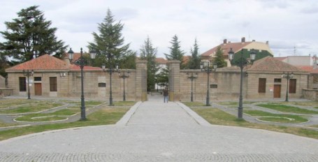 Vista Pabellones y Patio-Plaza de Acceso con Pabellones.