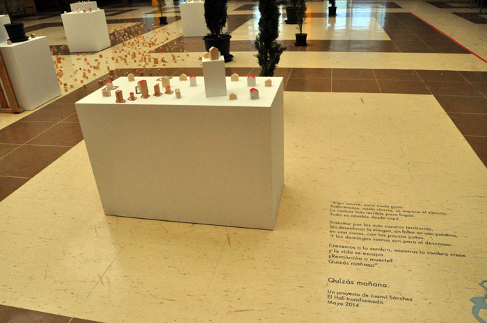 Detalle de la instalación de Juanvi Sánchez en el hall de Filosofía y Letras (León). © Fotografía: E. López.