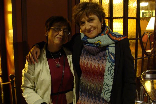Carmen Lezcano y Manuela Serrano, dos de las autoras de `Palabras de mar a mar II´. Foto: L. Fraile.