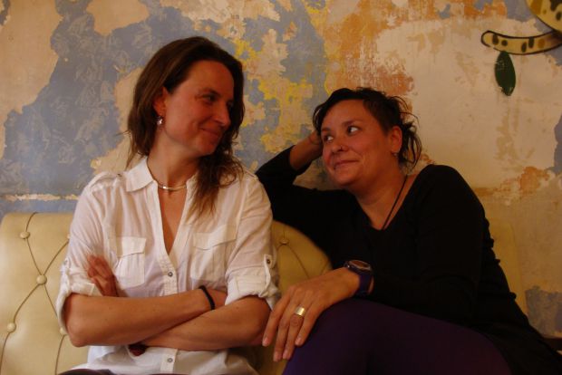 Verónica Serrada (autora) y Aldana Herrera (una de las actrices). Foto: L. Fraile.