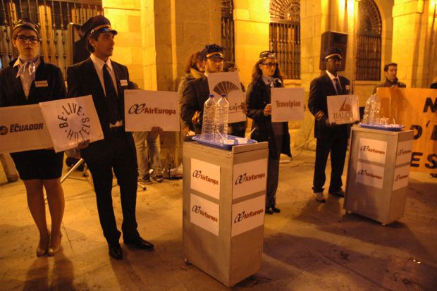 Acto de calle realizado a modo de denuncia de las compañías aéreas implicadas en las deportaciones.