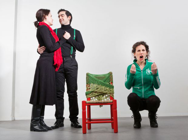 Imagen de la obra `¿Qué hacemos con la abuela?´, de The Cross Border Project. © Foto: Guillermo Uña.