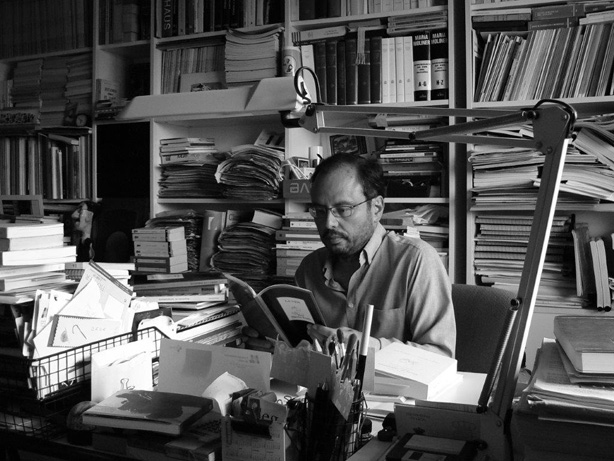 Avelino Fierro en su biblioteca. Autorretrato.