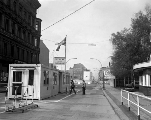Checkpoint Charlie, el famoso paso fronterizo de Berlín que dividió la ciudad entre el este y el oeste desde 1945 hasta 1990. Foto: wikipedia.